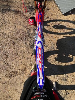 Moto de trial 125  azul y roja Precio negociable