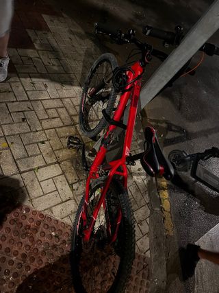 Bicicleta de montaña roja