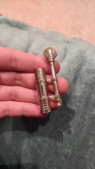 Pieza de mechero antiguo