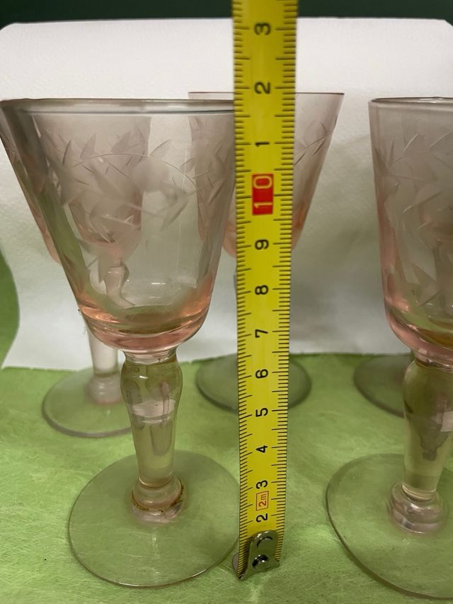 Juego de 5 copas de cristal rosa grabadas