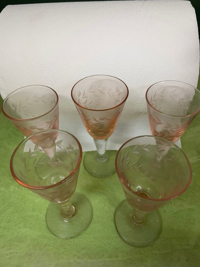 Juego de 5 copas de cristal rosa grabadas