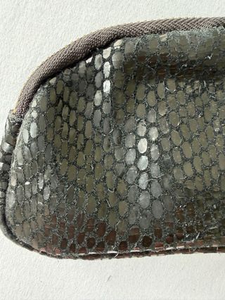 Cartera de piel negra