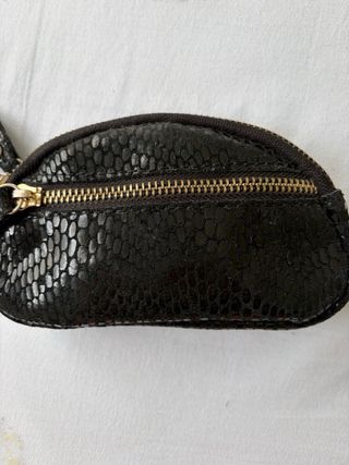 Cartera de piel negra