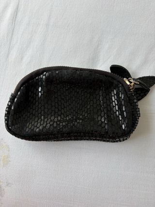 Cartera de piel negra