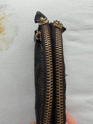 Cartera de piel negra
