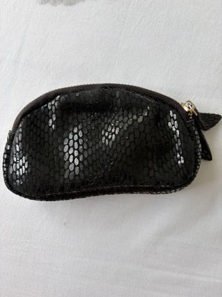 Cartera de piel negra