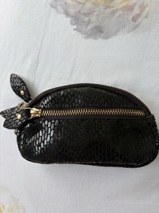 Cartera de piel negra