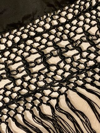 Mantón de Manila bordado negro