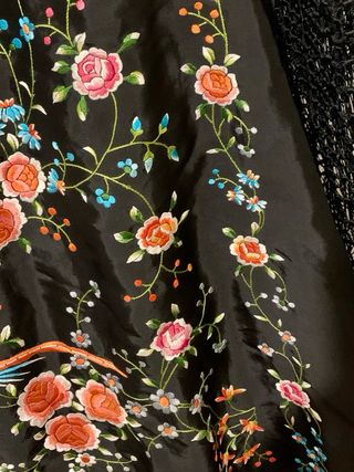 Mantón de Manila bordado negro