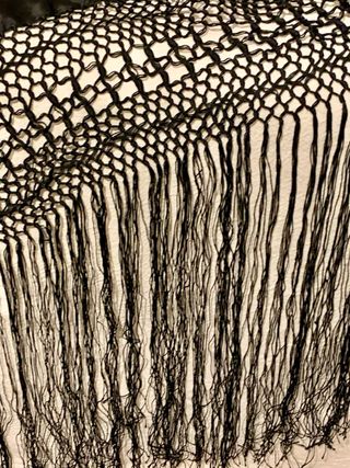 Mantón de Manila bordado negro