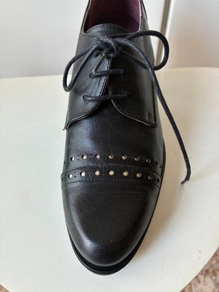 Zapatos de piel de la marca Raquel Perez. Talla 40