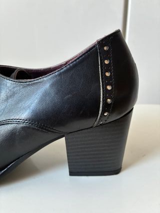 Zapatos de piel de la marca Raquel Perez. Talla 40