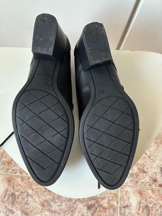 Zapatos de piel de la marca Raquel Perez. Talla 40