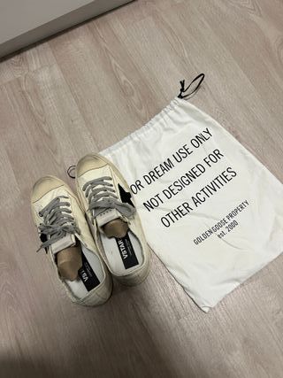 Golden Goose V-Star Sneakers Blancas y Negras