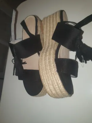Sandalias cuña negras y beige