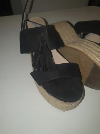 Sandalias cuña negras y beige