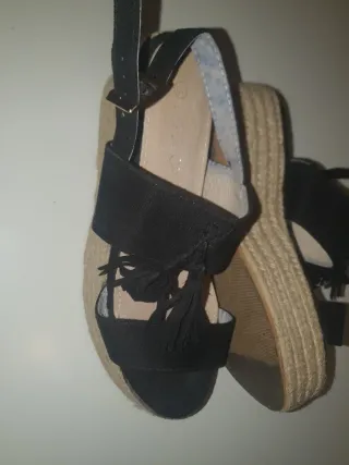 Sandalias cuña negras y beige