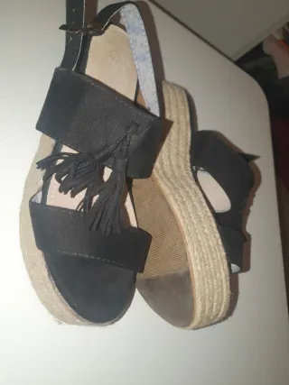 Sandalias cuña negras y beige