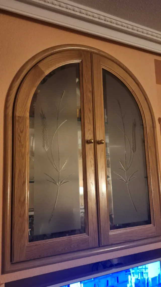 Puertas de vitrina de madera con cristal