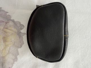Cartera de piel negra