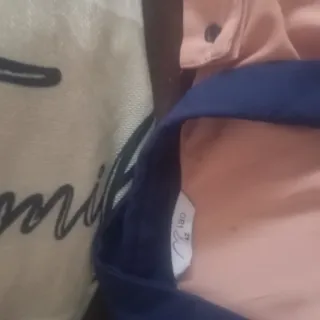 Camisa de mujer rosa con cuello azul