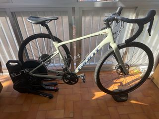 Gravel Giant Revolt 2 y rodillo elite suito T