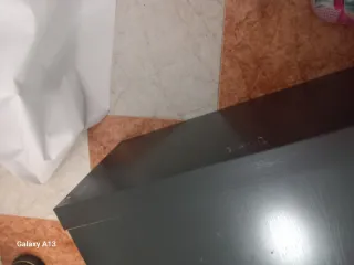 Mesa auxiliar madera negra y marrón