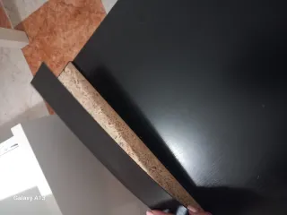 Mesa auxiliar madera negra y marrón