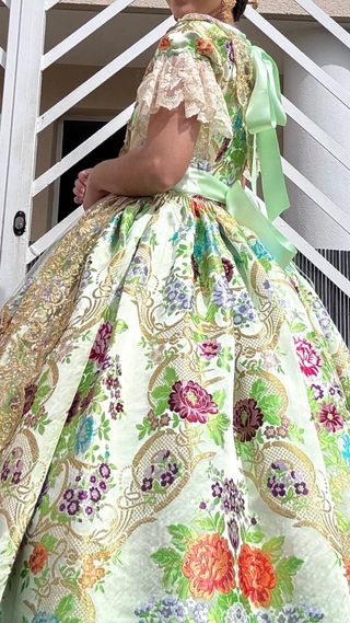 Se vende o se alquila traje de fallera