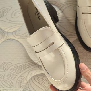 Mocasines blancos de látex
