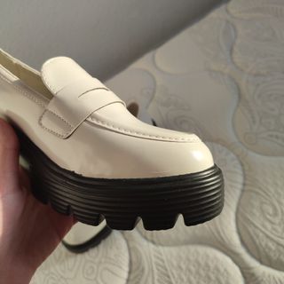 Mocasines blancos de látex