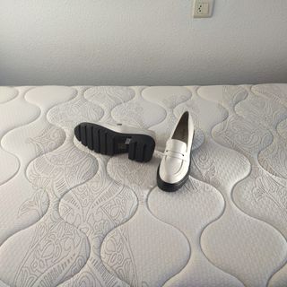 Mocasines blancos de látex