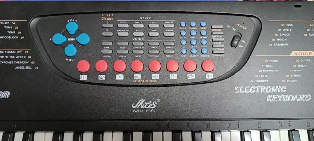 Teclado Electrónico Miles MTS-860 con micrófono .