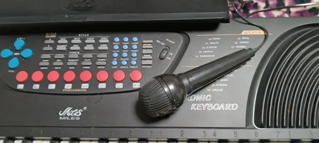 Teclado Electrónico Miles MTS-860 con micrófono .
