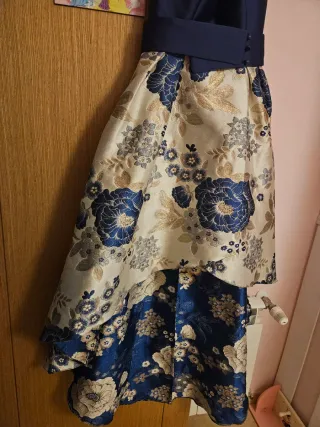 Vestido de fiesta azul y blanco