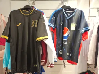 Pack más de 1200 piezas de ropa y complementos