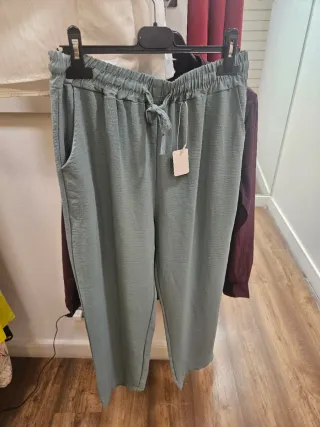 Pack más de 1200 piezas de ropa y complementos