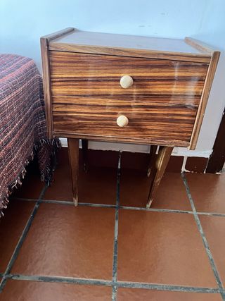 Cómoda y mesitas de noche de formica