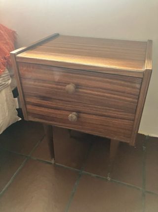 Cómoda y mesitas de noche de formica