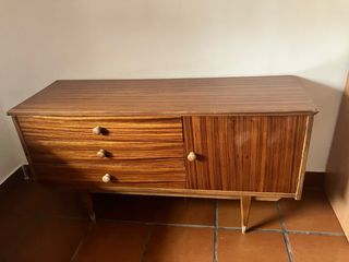 Cómoda y mesitas de noche de formica