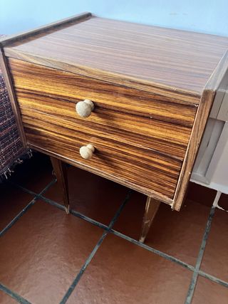 Cómoda y mesitas de noche de formica