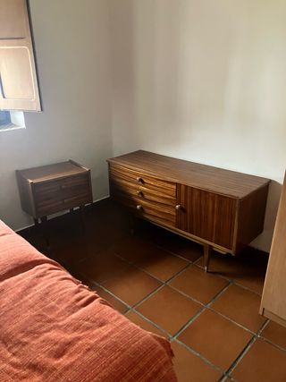 Cómoda y mesitas de noche de formica