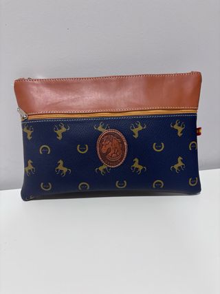 Bolso de mano azul y marrón