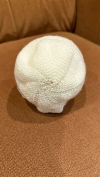 Gorro bebé punto 0-3 meses tejido a mano.