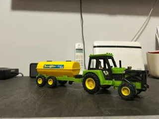 Trattore giocattolo con rimorchio cisterna