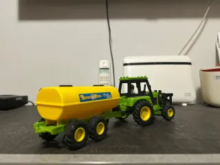 Trattore giocattolo con rimorchio cisterna