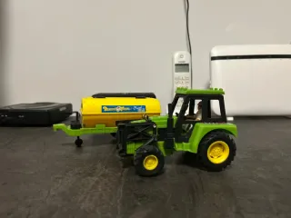 Trattore giocattolo con rimorchio cisterna