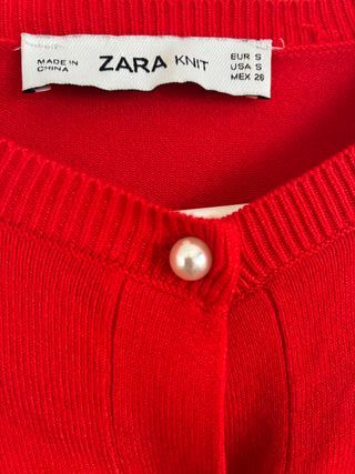 Jersey rojo detalle perlas de Zara. Talla S