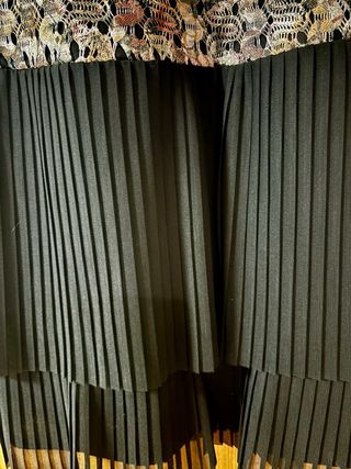 Vestido negro con detalles rosas