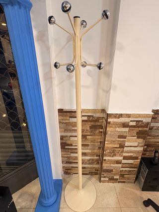 Perchero de pie metal y plástico